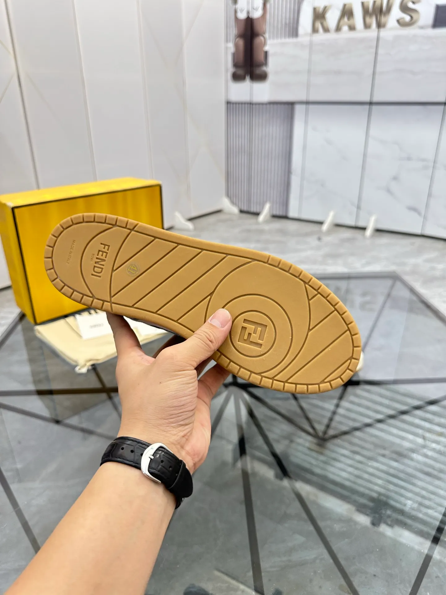 Selling men's shoes 💰: 💰P620¥ Top quality Product trademark: Fendi* "Fendi*" low-top casual shoes Regular size: 35-44 (can be customized to 38.45.46) Product material: imported first-layer nubuck leather upper, breathable lining, original outsole. No.:H208